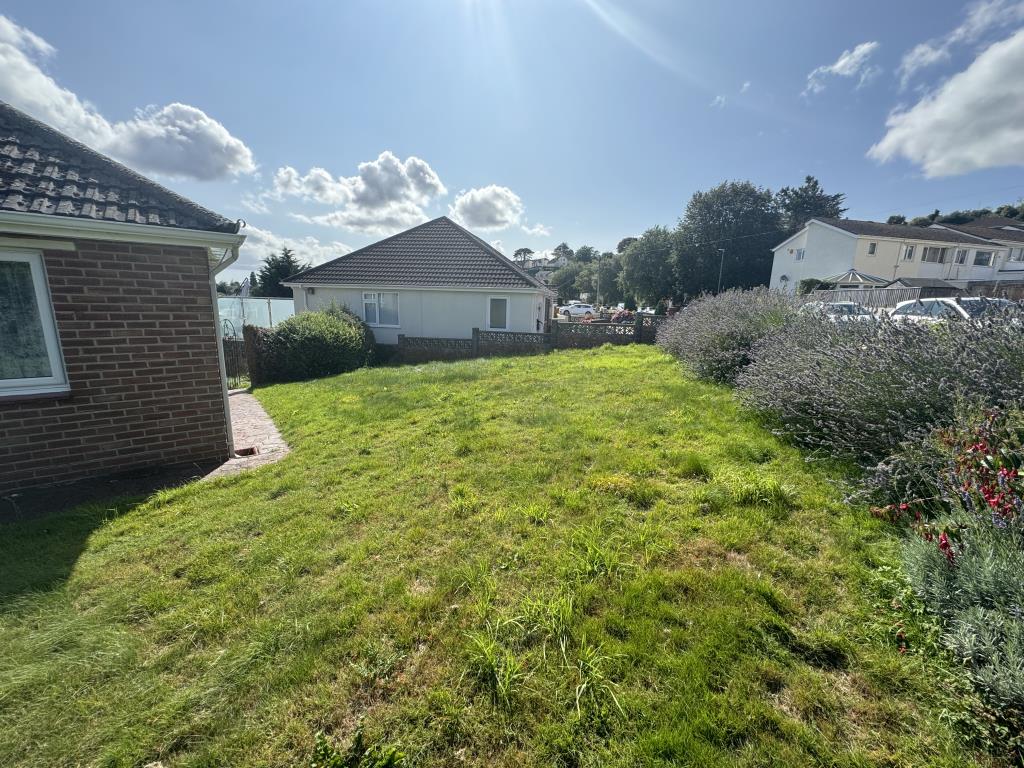 Lot: 131 - DETACHED BUNGALOW REQUIRING MODERNISATION ON A GENEROUS PLOT - Lawned garden to the side of the property